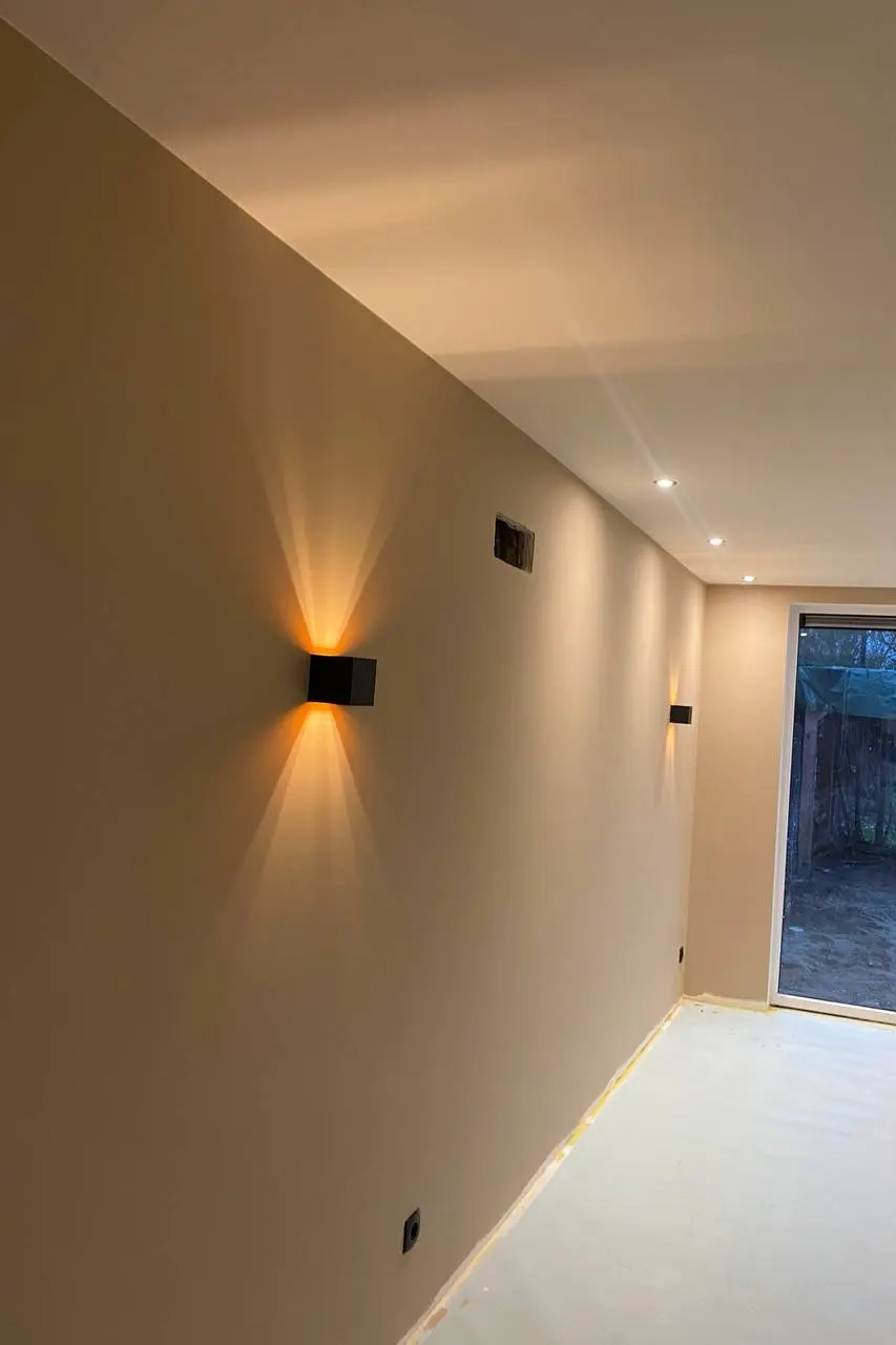 Afgewerkt schilderwerk aan muren in een moderne woonkamer in Den Haag