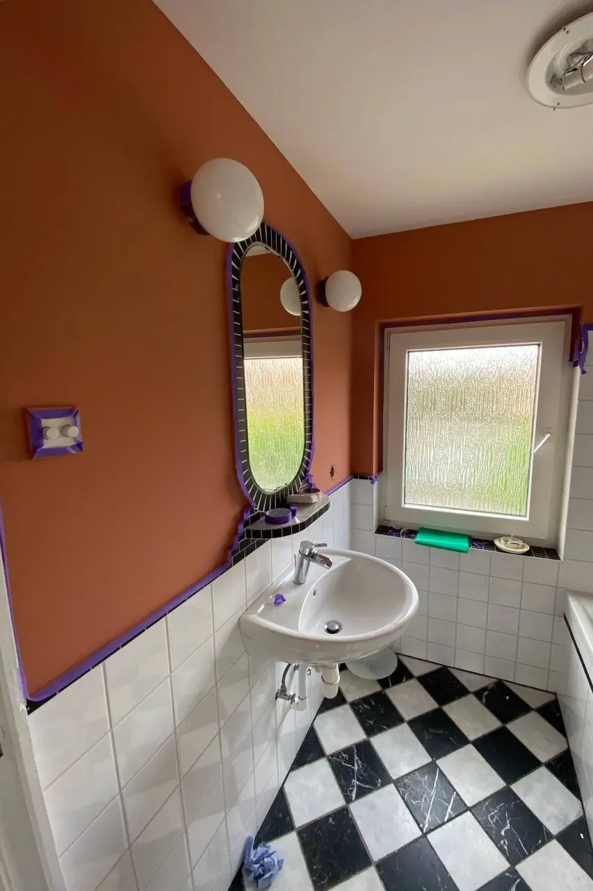 Afgewerkt schilderwerk aan muren in een moderne badkamer in Den Haag en Rotterdam