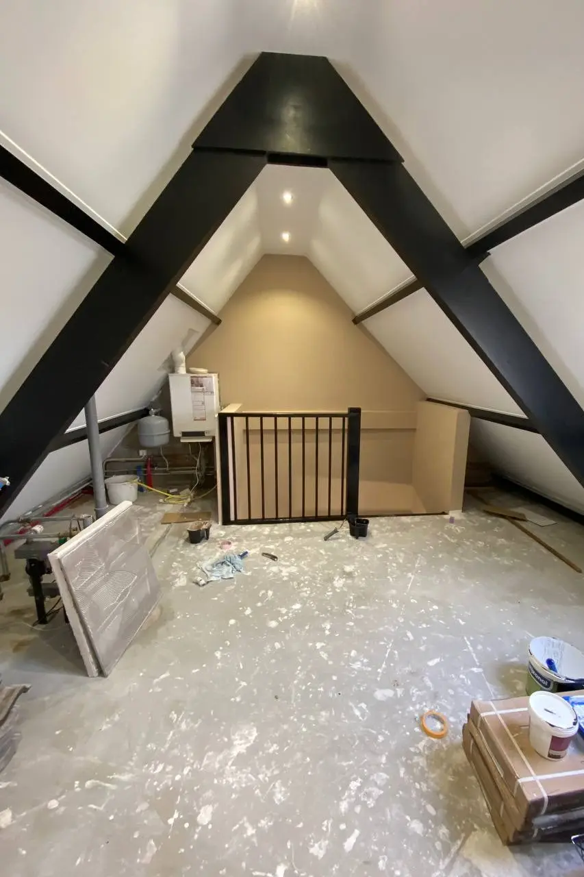 Professionally painted dark attic beams for a stylish look in The Hague and Rotterdam