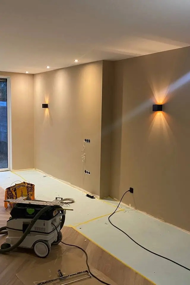 Professioneel geschilderde muur met decoratieve verlichting in een modern interieur in Den Haag en Rotterdam