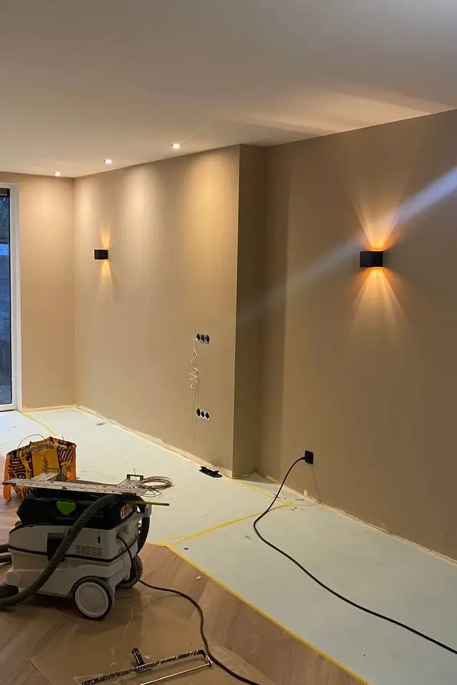 Professionally painted wall with decorative lighting in a modern interior in The Hague and Rotterdam