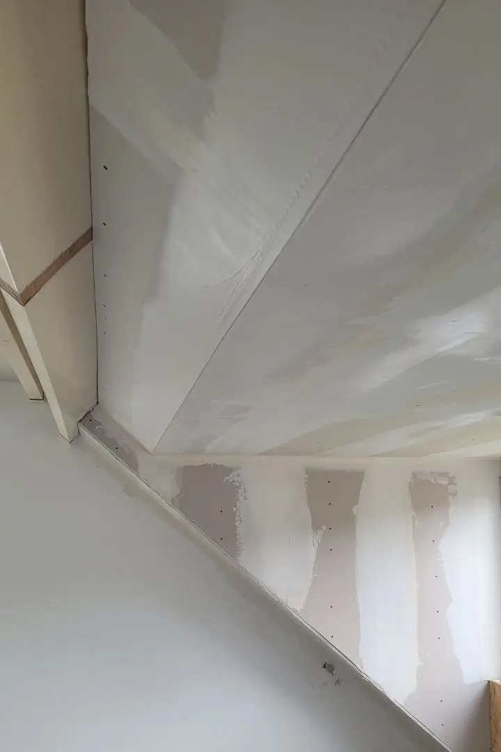 Detailed plasterboard ceiling connections with expert craftsmanship in The Hague and Rotterdam