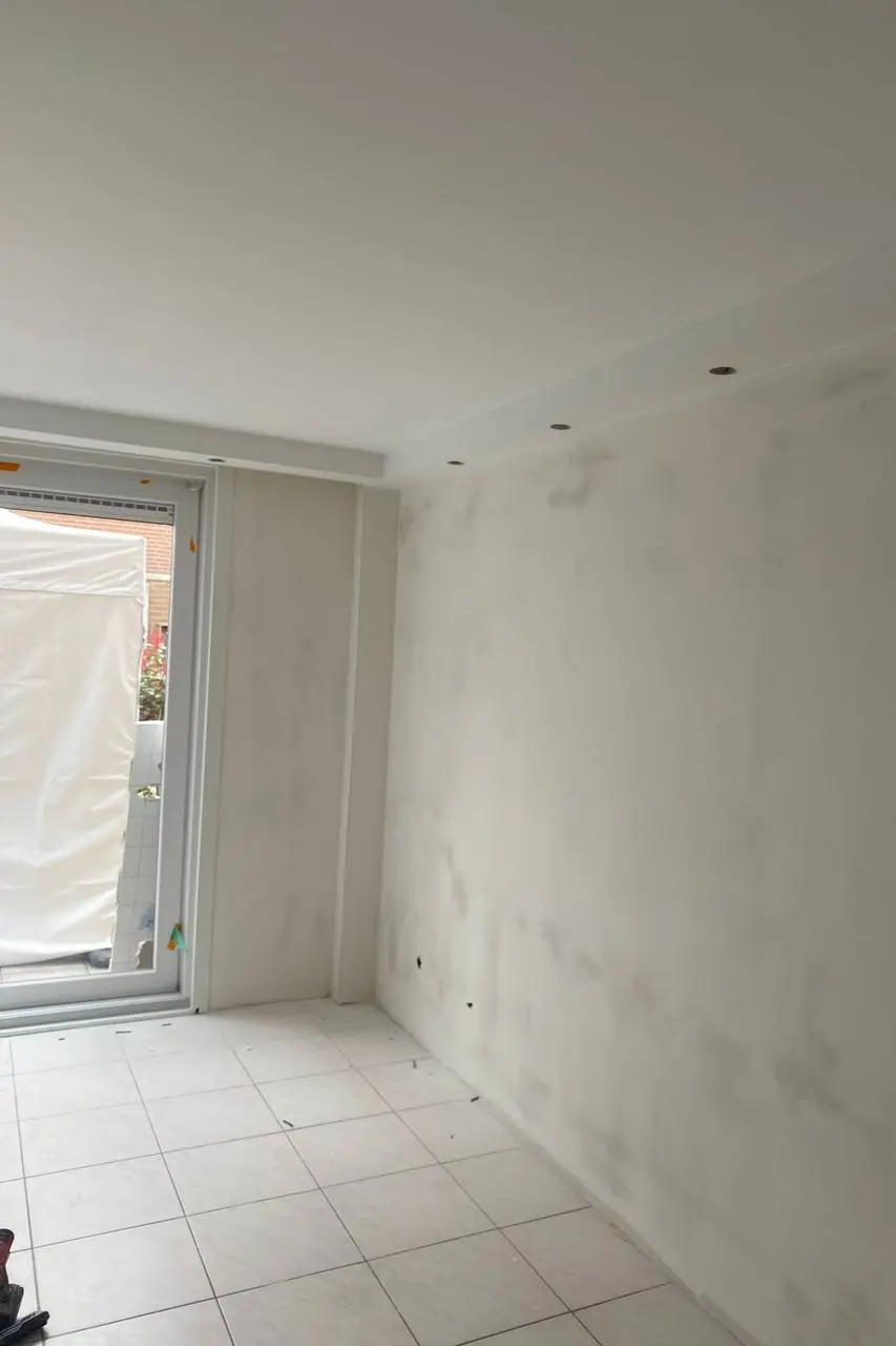 Gedetailleerde stucwerk afwerking bij balkondeuren in Den Haag en Rotterdam