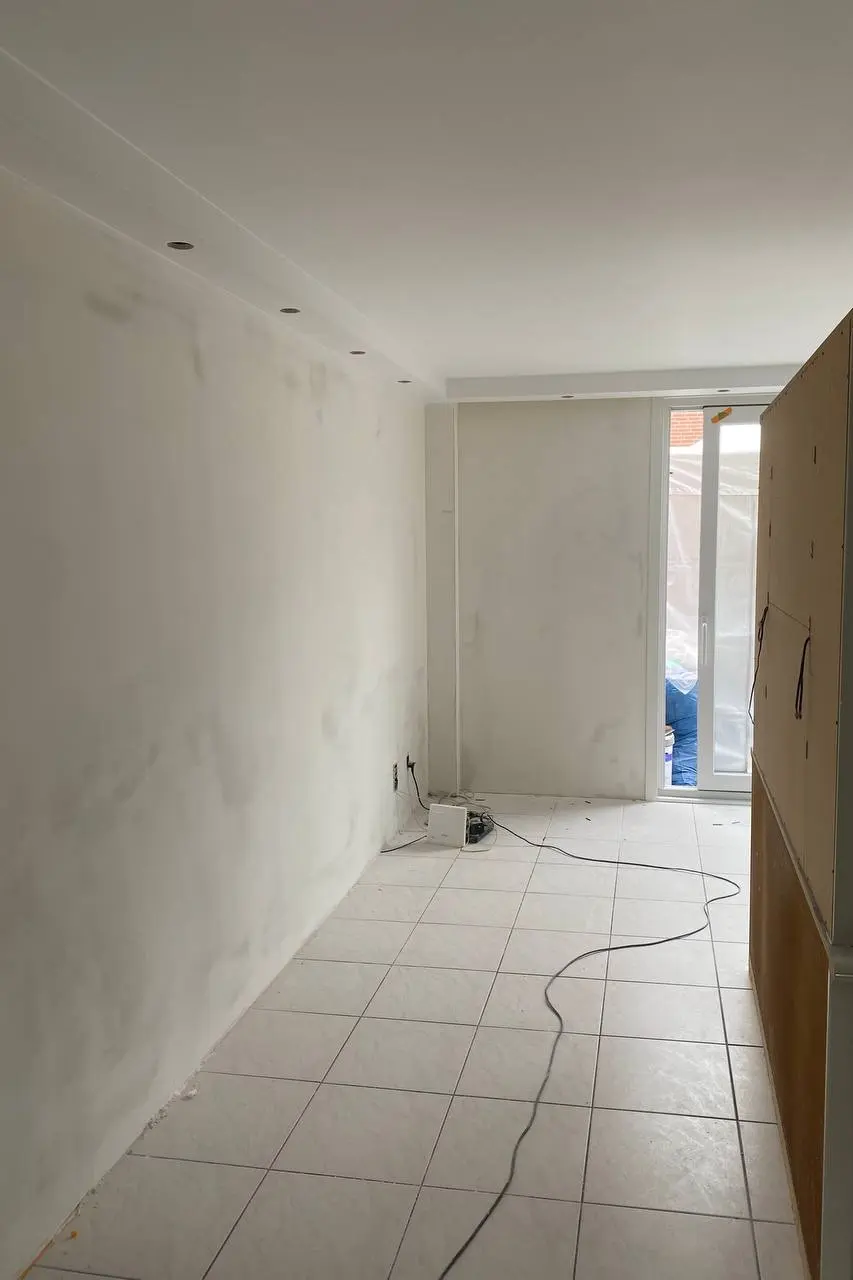 Stucwerk rond balkondeuren voor een naadloze overgang in Den Haag en Rotterdam