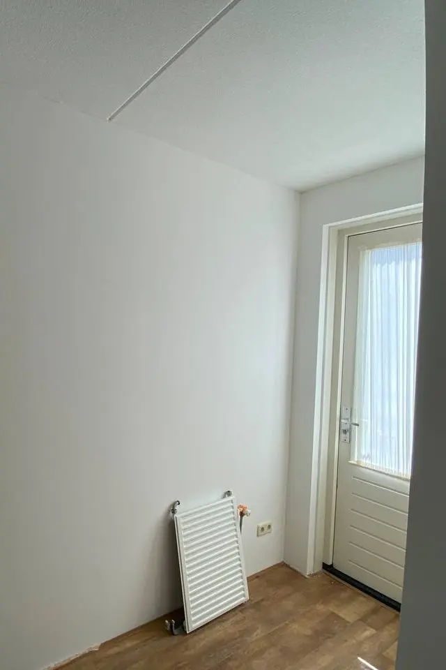 Professionele stucwerk afwerking rond deuren in Den Haag en Rotterdam