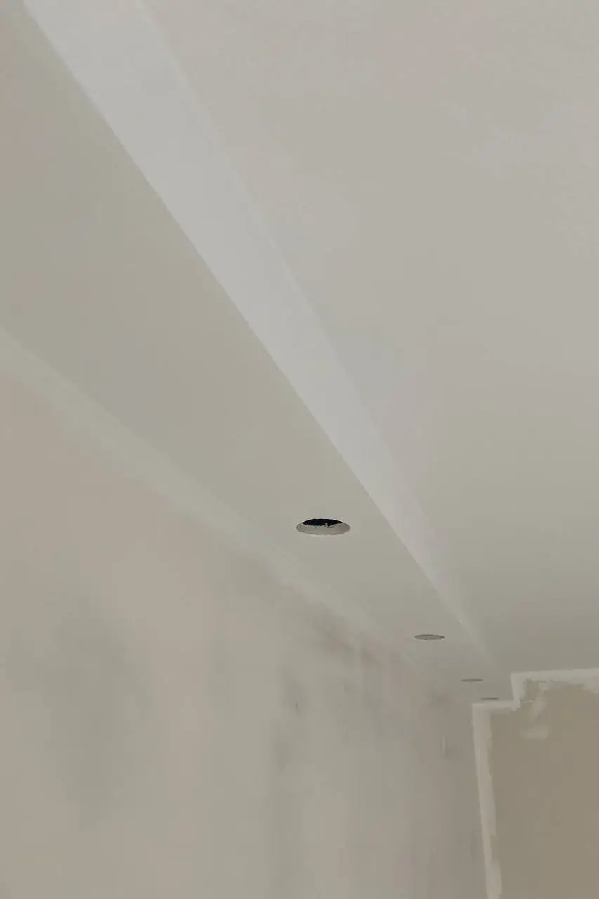 Professionele stucwerk afwerking van een gipsplaat kast met voorbereiding voor ronde spots in Den Haag en Rotterdam