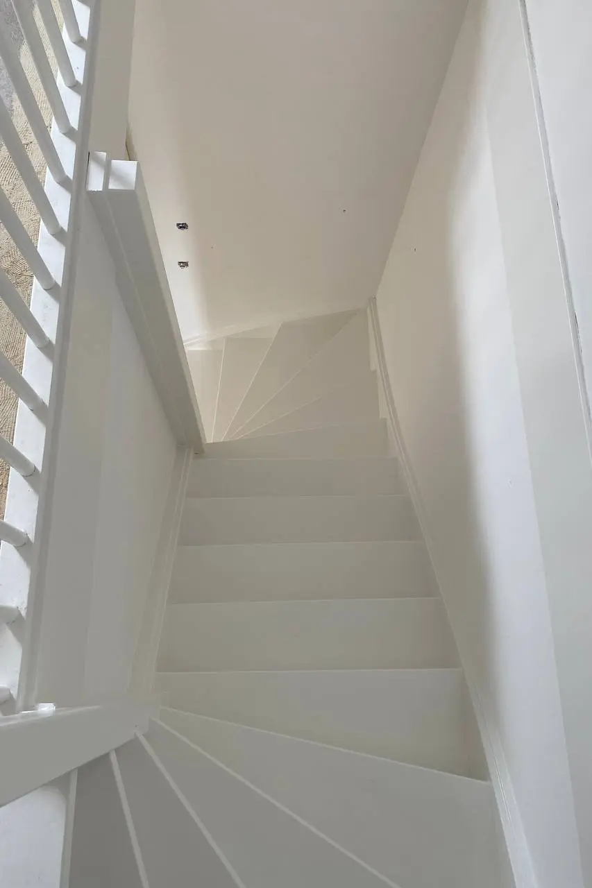 Stucwerk langs trappen voor een egale wandafwerking in Den Haag en Rotterdam