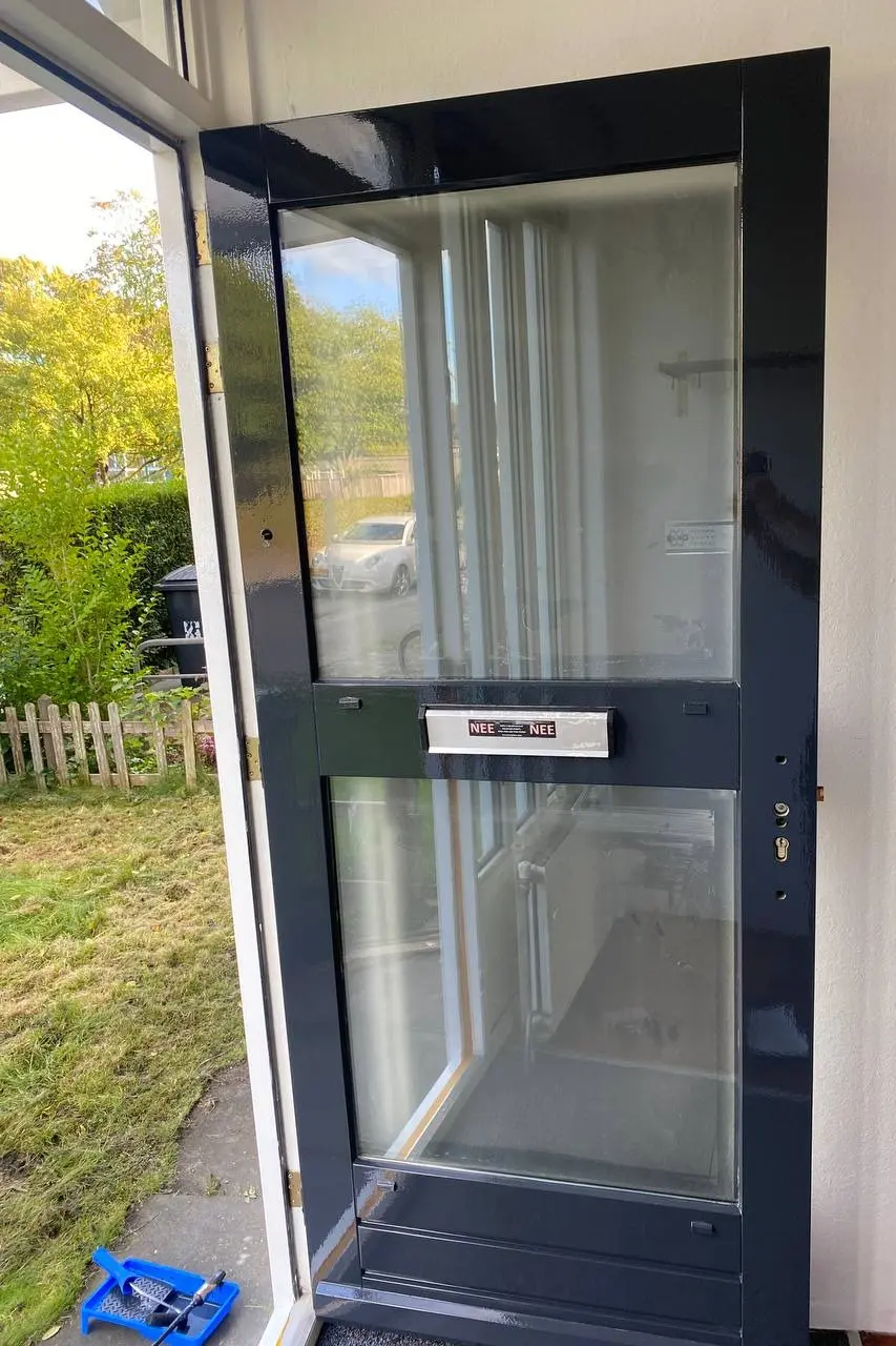 Professioneel geschilderde zwarte voordeur met glas voor een moderne uitstraling in Den Haag en Rotterdam